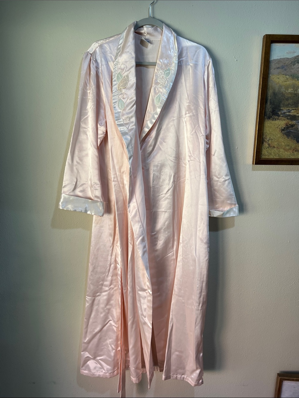 Light Pink Vintage Embroidered Shawl-Collar Robe